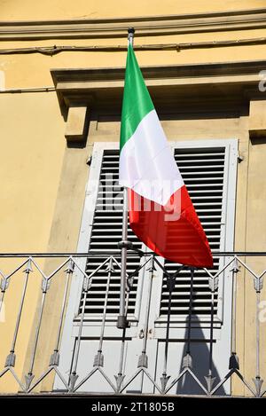 Florence, Italie. 17 septembre 2023. Un drapeau italien sur un balcon dans le centre de Florence. Photo de haute qualité Banque D'Images