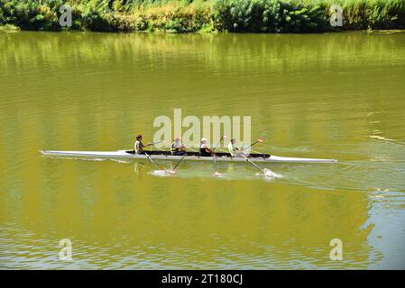 Florence, Italie. 17 septembre 2023. Rameurs sur la rivière Arno à Florence, Italie. Photo de haute qualité Banque D'Images