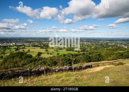 Vue sur Macclesfield et la plaine du Cheshire depuis le sentier Gritstone près de Bollington, en Angleterre. Banque D'Images