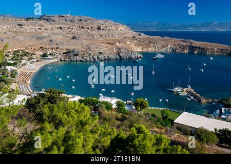 Blick auf die Bucht und den Strand von Lindos, Paulusbucht, Rhodos, Griechenland Banque D'Images