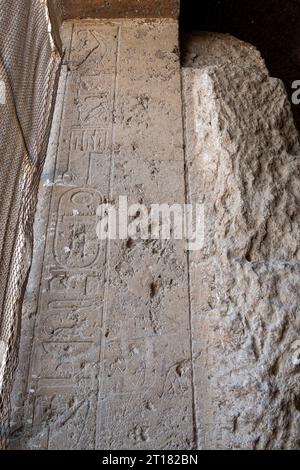 La chapelle taillée dans la roche de la reine Hatshepsout « SPEOS Artemidos » connue sous le nom de Stabl Antar, en Égypte centrale. Banque D'Images