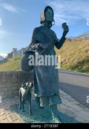 Lyme Regis, Dorset, Royaume-Uni. 9 octobre 2023. La statue de la chasseur de fossiles Mary Anning à Lyme Regis, Dorset. C'était une belle journée ensoleillée à Lyme Regis dans le Dorset aujourd'hui. Il pleut plus tard dans la semaine. Crédit : Maureen McLean/Alamy Banque D'Images