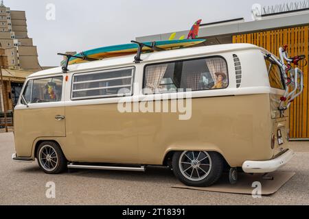 Scheveningen, pays-Bas, 14.05.2023, Retro Volkswagen Kombi de 1971 en couleur marron au salon des voitures classiques Aircooled Banque D'Images