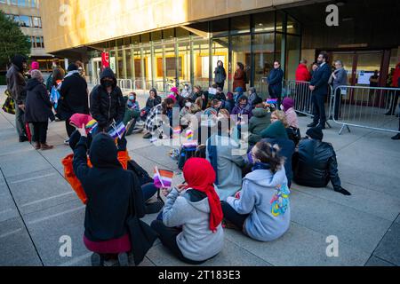 Edimbourg 11 octobre 2023. Les manifestants Pro Trans organisent une manifestation et tentent d'empêcher les détenteurs de billets d'entrer dans le lieu de l'université d'Édimbourg Banque D'Images