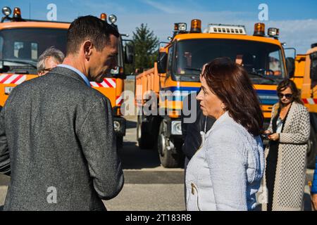 Vyskov, République tchèque. 12 octobre 2023. L'autorité d'entretien des routes de la région de Moravie du Sud fait don de six camions à la province ukrainienne de Kherson. De droite à droite : Anna Proskova, Consul d'Ukraine à Brno, et Jan Grolich, Gouverneur de la région de Moravie du Sud à Vyskov, République tchèque, 12 octobre 2023. Crédit : Patrik Uhlir/CTK photo/Alamy Live News Banque D'Images