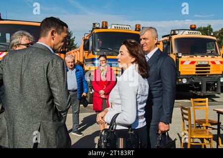 Vyskov, République tchèque. 12 octobre 2023. L'autorité d'entretien des routes de la région de Moravie du Sud fait don de six camions à la province ukrainienne de Kherson. De gauche à droite : Jan Grolich, Gouverneur de la région de Moravie du Sud, Anna Proskova, Consul d'Ukraine à Brno et Volodymyr Pachnik de l'ICPE UA à Vyskov, République tchèque, 12 octobre 2023. Crédit : Patrik Uhlir/CTK photo/Alamy Live News Banque D'Images