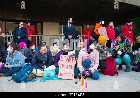 Edimbourg 11 octobre 2023. Les manifestants Pro Trans organisent une manifestation et tentent d'empêcher les détenteurs de billets d'entrer dans le lieu de l'université d'Édimbourg Banque D'Images