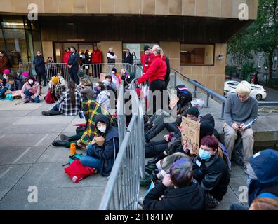 Edimbourg 11 octobre 2023. Les manifestants Pro Trans organisent une manifestation et tentent d'empêcher les détenteurs de billets d'entrer dans le lieu de l'université d'Édimbourg Banque D'Images