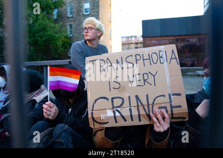 Edimbourg 11 octobre 2023. Les manifestants Pro Trans organisent une manifestation et tentent d'empêcher les détenteurs de billets d'entrer dans le lieu de l'université d'Édimbourg Banque D'Images