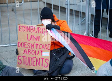 Edimbourg 11 octobre 2023. Les manifestants Pro Trans organisent une manifestation et tentent d'empêcher les détenteurs de billets d'entrer dans le lieu de l'université d'Édimbourg Banque D'Images