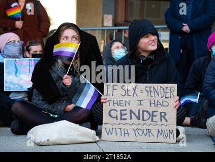 Edimbourg 11 octobre 2023. Les manifestants Pro Trans organisent une manifestation et tentent d'empêcher les détenteurs de billets d'entrer dans le lieu de l'université d'Édimbourg Banque D'Images