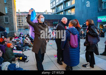 Edimbourg 11 octobre 2023. Les manifestants Pro Trans organisent une manifestation et tentent d'empêcher les détenteurs de billets d'entrer dans le lieu de l'université d'Édimbourg Banque D'Images