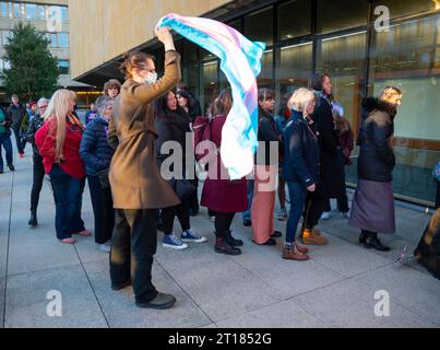 Edimbourg 11 octobre 2023. Les manifestants Pro Trans organisent une manifestation et tentent d'empêcher les détenteurs de billets d'entrer dans le lieu de l'université d'Édimbourg Banque D'Images