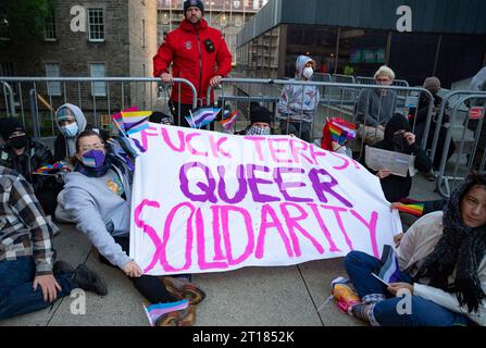 Edimbourg 11 octobre 2023. Les manifestants Pro Trans organisent une manifestation et tentent d'empêcher les détenteurs de billets d'entrer dans le lieu de l'université d'Édimbourg Banque D'Images