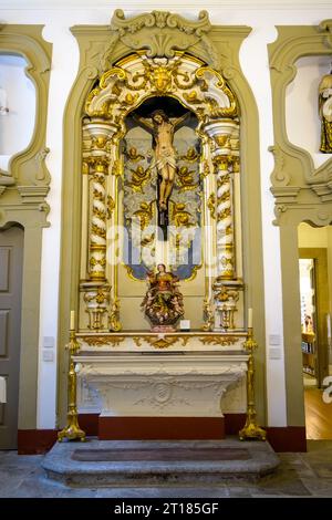 Sculpture décoration d'un Jésus Christ crucifié. L'icône catholique ou symbole est à l'intérieur de l'église médiévale religieuse de la ville Banque D'Images