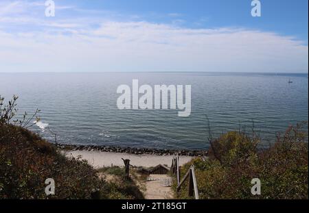 Vue depuis la falaise sur la plage de Hiddensee, une île de la mer Baltique Banque D'Images