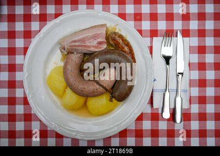 Fleischerteller mit Wellfleisch, Rotwurst, Bratwurst, Kartoffeln Banque D'Images