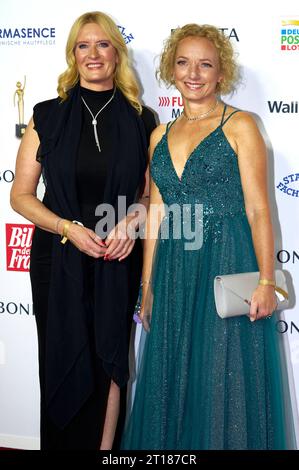 Claudia Kleinert und Karin Lange BEI der 16. Verleihung der Goldenen Bild der Frau 2023 im Théâtre Neue Flora. Hambourg, 11.10.2023 *** Claudia Kleinert et Karin Lange lors de la cérémonie de remise des prix de l'image d'or de la femme 2023 au Théâtre Neue Flora Hambourg, 11 10 2023 Foto:Xu.xStammx/xFuturexImagex bild 16 3031 crédit : Imago/Alamy Live News Banque D'Images