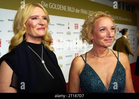 Claudia Kleinert und Karin Lange BEI der 16. Verleihung der Goldenen Bild der Frau 2023 im Théâtre Neue Flora. Hambourg, 11.10.2023 *** Claudia Kleinert et Karin Lange lors de la cérémonie de remise des prix de l'image d'or de la femme 2023 au Théâtre Neue Flora Hambourg, 11 10 2023 Foto:Xu.xStammx/xFuturexImagex bild 16 3032 crédit : Imago/Alamy Live News Banque D'Images