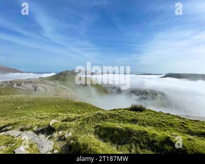 Vue brumeuse de Grib Goch dans le parc national de Snowdonia regardant vers l'est vers Pen y Pass par une journée ensoleillée. Pays de Galles. Banque D'Images