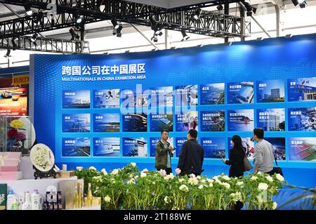 Jinan, province chinoise du Shandong. 10 octobre 2023. Les participants visitent l'exposition thématique « les multinationales et la Chine », un événement complémentaire au quatrième Sommet des multinationales de Qingdao, à Qingdao, dans la province du Shandong, dans l'est de la Chine, le 10 octobre 2023. Crédit : Li Ziheng/Xinhua/Alamy Live News Banque D'Images