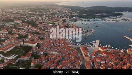 Vue aérienne de la vieille ville côtière croate Rovinj au lever du soleil Banque D'Images
