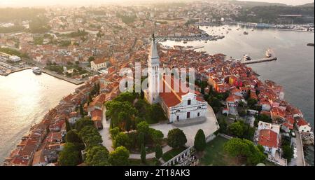 Panorama aérien du monument croate, la vieille ville de Rovinj et l'église de Sainte Euphémie, Istrie, Croatie au lever du soleil Banque D'Images