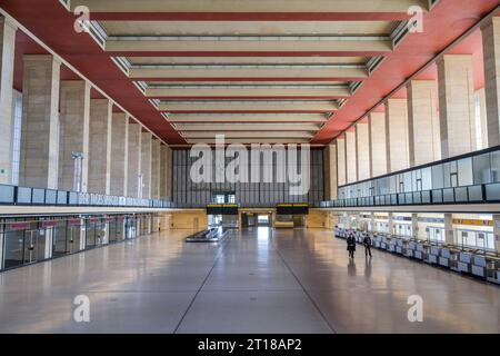 Ehemalige zentrale Abfertigungshalle, Flughafen Tempelhof, Platz der Luftbrücke, Tempelhof, Berlin, Allemagne Banque D'Images