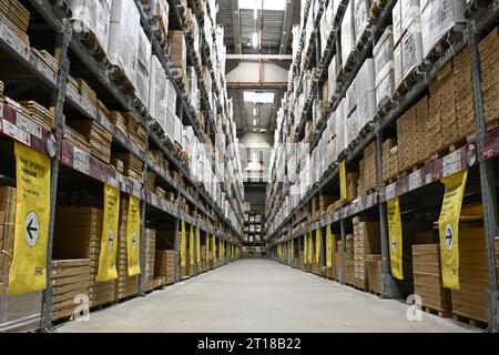 Zaventem, Belgique. 12 octobre 2023. L'illustration montre le magasin après la présentation des résultats de l'année d'Ikea Belgique, au magasin Ikea Zaventem, jeudi 12 octobre 2023. La chaîne suédoise de magasins de meubles Ikea compte huit magasins en Belgique. BELGA PHOTO DIRK WAEM crédit : Belga News Agency/Alamy Live News Banque D'Images