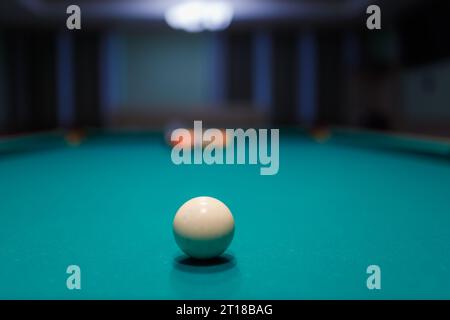 Accessoires de billard boules et pyramide sur une table de billard Banque D'Images