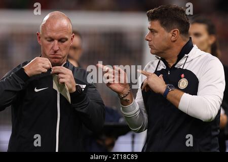 Le Manager de Chelsea Mauricio Pochettino parle avec le quatrième officiel Simon Hooper - Fulham v Chelsea, Premier League, Craven Cottage, Londres, Royaume-Uni - 2 octobre 2023 usage éditorial seulement - des restrictions de DataCo s'appliquent Banque D'Images