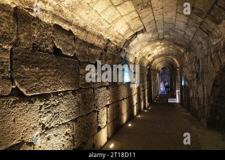 Jérusalem, Israël - 13 octobre 2017 : tunnel souterrain du mur occidental avec passage de Great course le long des murs du mont du Temple dans la vieille ville de Jérusalem Banque D'Images