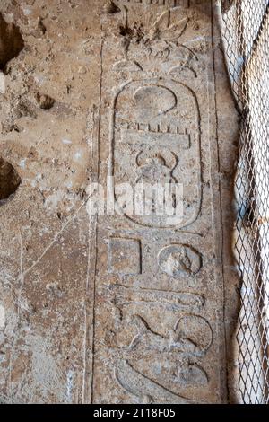 La chapelle taillée dans la roche de la reine Hatshepsout « SPEOS Artemidos » connue sous le nom de Stabl Antar, en Égypte centrale. Banque D'Images