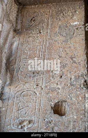 La chapelle taillée dans la roche de la reine Hatshepsout « SPEOS Artemidos » connue sous le nom de Stabl Antar, en Égypte centrale. Banque D'Images