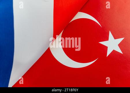 Drapeaux de la france, Turquie. La notion de relations internationales entre les pays. Le concept d'alliance ou de confrontation entre deux États Banque D'Images
