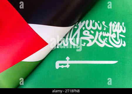 Fond des drapeaux de l'arabie saoudite, palestine. Le concept d'interaction ou de contre-action entre les deux pays. Relations internationales Banque D'Images