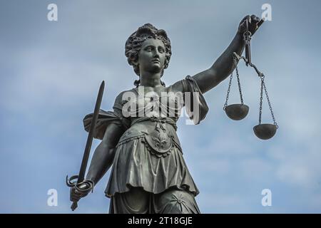 Gerechtigkeitsbrunnen mit Justitia, Römerberg, Altstadt, Zentrum, Francfort-sur-le-main, Hessen, Allemagne Banque D'Images