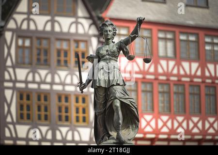 Gerechtigkeitsbrunnen mit Justitia, Römerberg, Altstadt, Zentrum, Francfort-sur-le-main, Hessen, Allemagne Banque D'Images