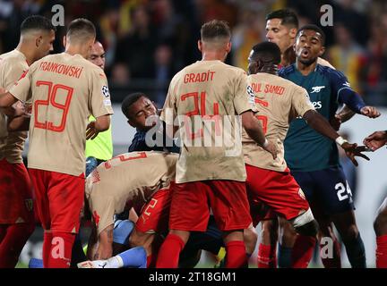 Gabriel Jesus d'Arsenal dans une dispute houleuse avec Salis Abdul Samed & Jonathan Gradit de Lens. - RC Lens v Arsenal, UEFA Champions League, Groupe B, Stade Bollaert-Delelis, Lens, France. - 3 octobre 2023. Usage éditorial uniquement - des restrictions DataCo s'appliquent. Banque D'Images