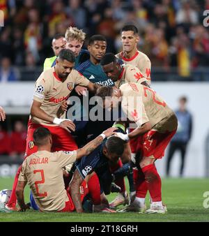 Gabriel Jesus d'Arsenal dans une dispute houleuse avec Salis Abdul Samed et Jonathan Gradit de Lens. - RC Lens v Arsenal, UEFA Champions League, Groupe B, Stade Bollaert-Delelis, Lens, France. - 3 octobre 2023. Usage éditorial uniquement - des restrictions DataCo s'appliquent. Banque D'Images