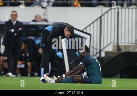 Bukayo Saka d'Arsenal reçoit un traitement pour une blessure avant d'être subbed off blessé. - RC Lens v Arsenal, UEFA Champions League, Groupe B, Stade Bollaert-Delelis, Lens, France. - 3 octobre 2023. Usage éditorial uniquement - des restrictions DataCo s'appliquent. Banque D'Images