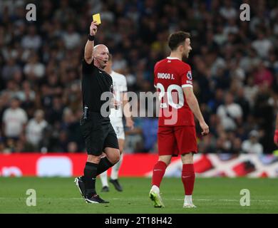 Diogo Jota de Liverpool reçoit un carton jaune de l'arbitre Simon Hooper. - Tottenham Hotspur v Liverpool, Premier League, Tottenham Hotspur Stadium, Londres, Royaume-Uni - 30 septembre 2023. Usage éditorial uniquement - des restrictions DataCo s'appliquent Banque D'Images