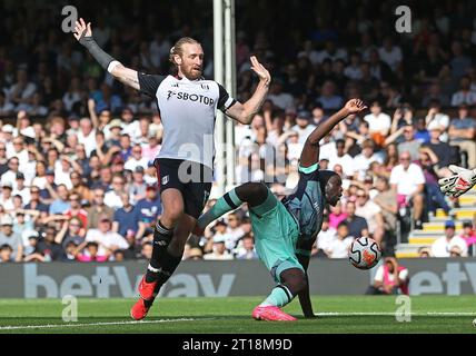 Tim Ream de Fulham tackles & fauls Yoane Wissa de Brentford et un penalty kick est attribué et un spectacle de carton rouge aussi Tim Ream. - Fulham v Brentford, Premier League, Craven Cottage Stadium, Londres, Royaume-Uni - 19 août 2023 usage éditorial uniquement - des restrictions DataCo s'appliquent Banque D'Images