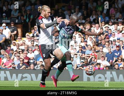 Tim Ream de Fulham tackles & fauls Yoane Wissa de Brentford et un penalty kick est attribué et un spectacle de carton rouge aussi Tim Ream. - Fulham v Brentford, Premier League, Craven Cottage Stadium, Londres, Royaume-Uni - 19 août 2023 usage éditorial uniquement - des restrictions DataCo s'appliquent Banque D'Images