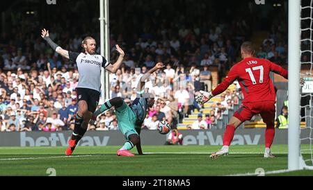 Tim Ream de Fulham tackles & fauls Yoane Wissa de Brentford et un penalty kick est attribué et un spectacle de carton rouge aussi Tim Ream. - Fulham v Brentford, Premier League, Craven Cottage Stadium, Londres, Royaume-Uni - 19 août 2023 usage éditorial uniquement - des restrictions DataCo s'appliquent Banque D'Images