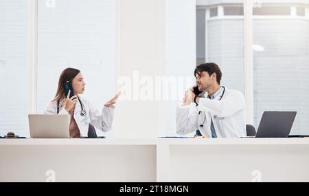 Médecins, appel téléphonique et soins de santé à la réception pour la communication, le réseautage et le calendrier médical à l'hôpital. Médecine, homme ou femme avec Banque D'Images