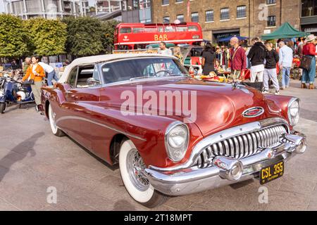 1953 Buick Skylark cabriolet, London Classic car Boots sale, King's Cross, Londres, Royaume-Uni Banque D'Images