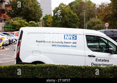 NHS van blanc dans le parking de l'hôpital RD&E à Exeter Banque D'Images