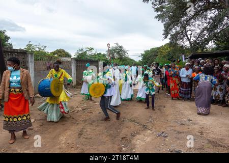 Manica, Mozambique - octobre 24 2018 : membres de l'église apostolique Ejuwel Jekenisheni de sent Luke dansant et jouant des cors et des tambours à sangle Banque D'Images