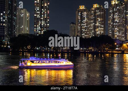 Ho Chi Minh Night Skyline, Vietnam, bateau-bus croisière de nuit. Banque D'Images